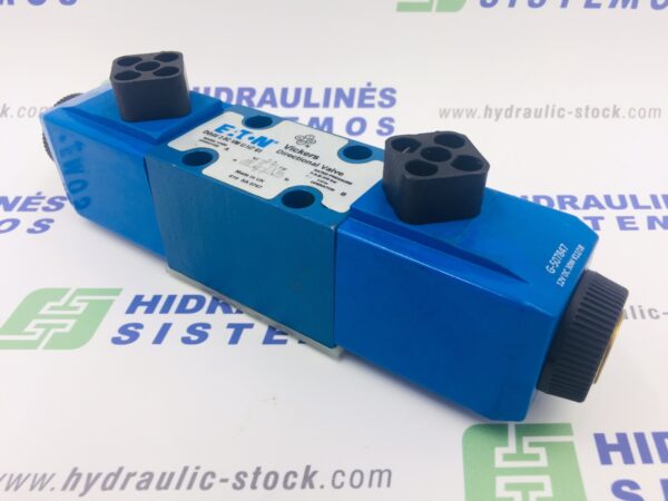Solenoid-operated directional valve NG6 4/3, spool type 8C P-T-A-B, 012 VDC, DG4V-3 8C VMUG761 Danfo
