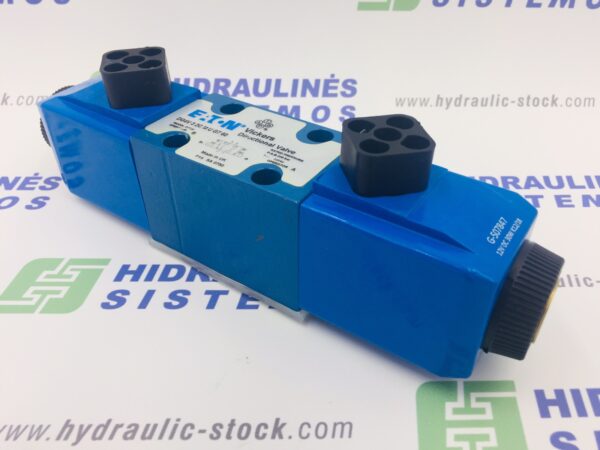 Solenoid-operated directional valve NG6 4/3, spool type 2C P-A-B-T, 012 VDC, DG4V-3 2C MUG760 Danfos