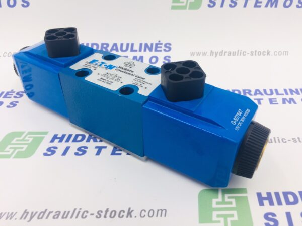 Solenoid-operated directional valve NG6 4/3, spool type 6C P-A-B-T, 012 VDC, DG4V-3 6C MUG760 Danfos