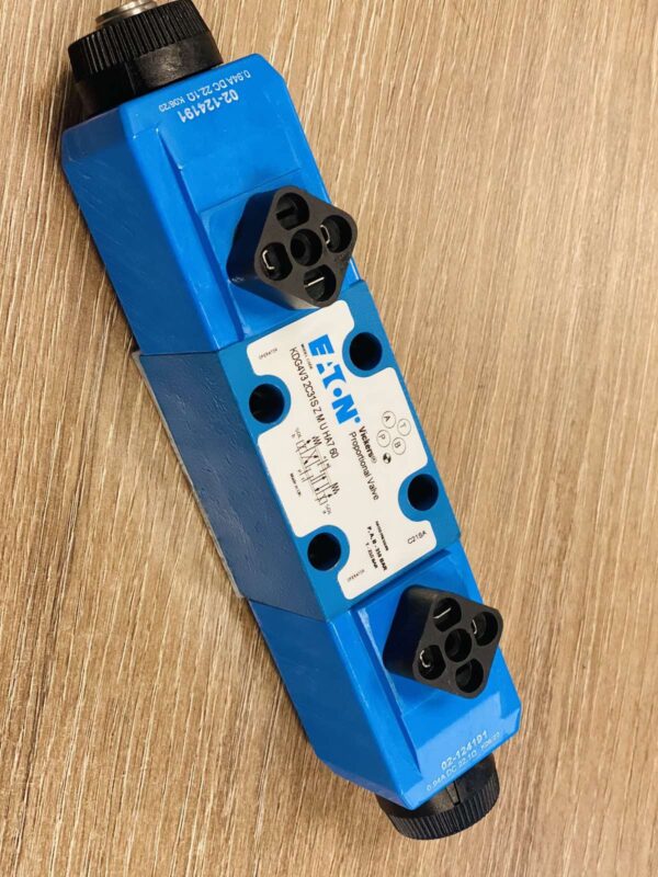 Solenoid-operated directional valve NG6 4/3, spool type 2C P-A-B-T, 024 VDC, DG4V-3 2C MUH760 Danfos